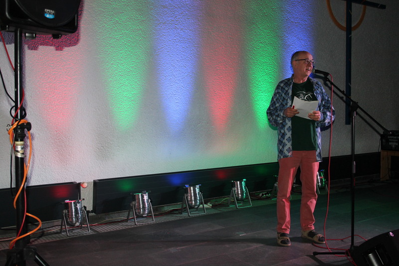 Moderator Rolf Suter auf der Bühne.