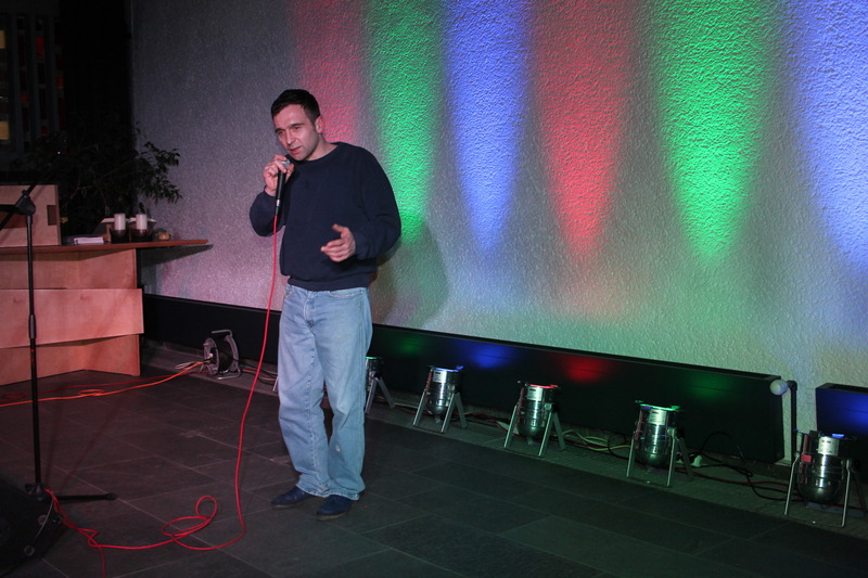 Mit einem englischen Text versuchte Christian das Publikum zu überzeugen.