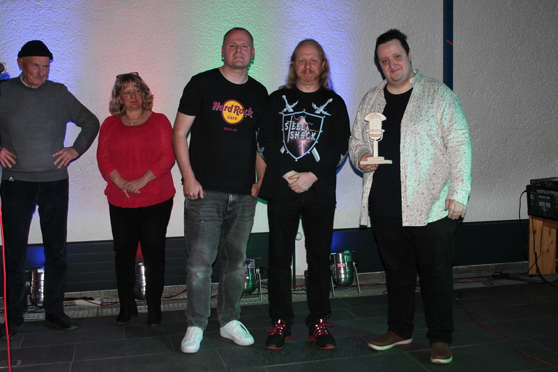 Die "Profi-Slamer" auf der Bühne. Julian Spiegelhauer mit dem Pokal als Sieger.