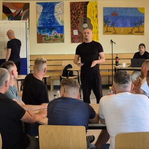 Max Gede moderiert das Quiz im Speissaal der JVA Moers-Kapellen
