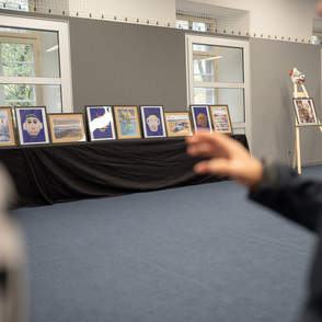 Publikum bewundert Kunstwerke der Ausstellung