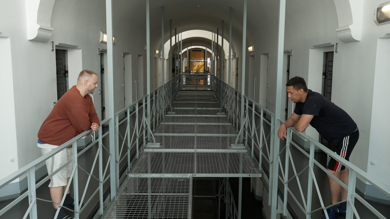 "Ich schätze, wir sind anders?! - Scheiße, ja" heißt der Film des Podknastteam aus der JVA Siegburg. Der Film beginnt auf dem Flur in Haus 1.