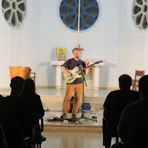 Poetry Slam Teilnehmer auf der B&uuml;hne