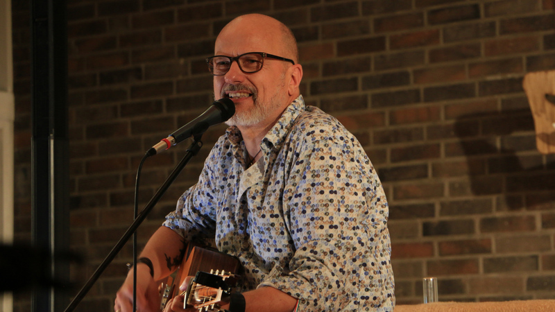 Paul Radau sang und spielte Songs aus den letzten 60 Jahren der Rock- und Popmusik.