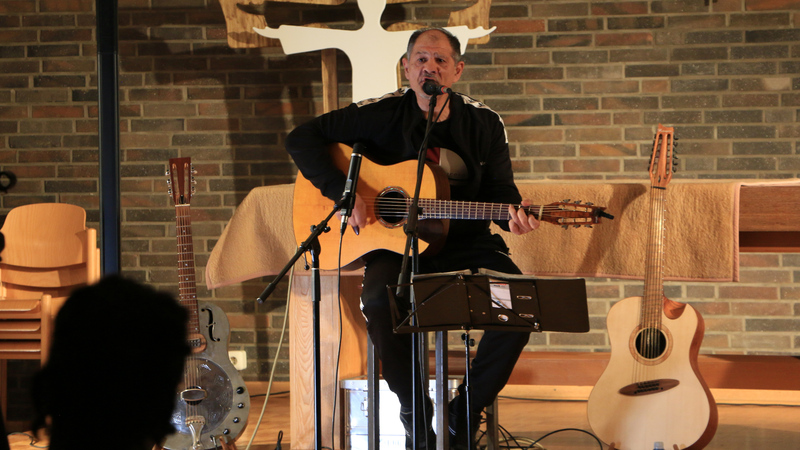 Vasile spielt Gitarre und singt.