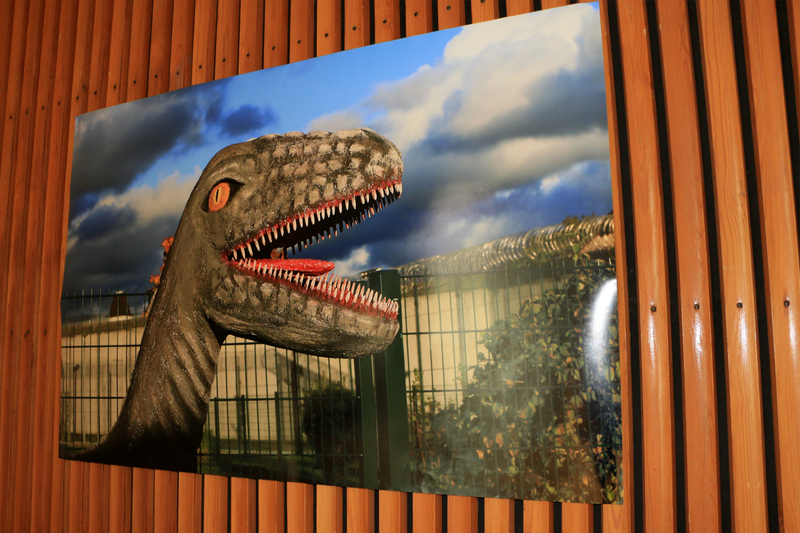 Foto der Dinosaurierfigur in der Ausstellung.