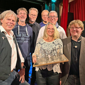 Band Sundayclub mit Cnasterix einem Kunstwerk