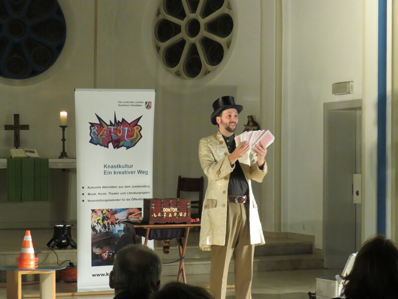 Zauberkünstler Dr. Lazarus in der Anstaltskirche der JVA Herford