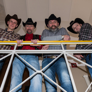 Vier Mitglieder der Band in einem Hafthaus der JVA Hagen