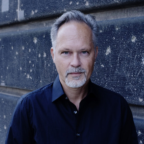 Portraitbild des Autors Marc Raabe vor einer Hauswand