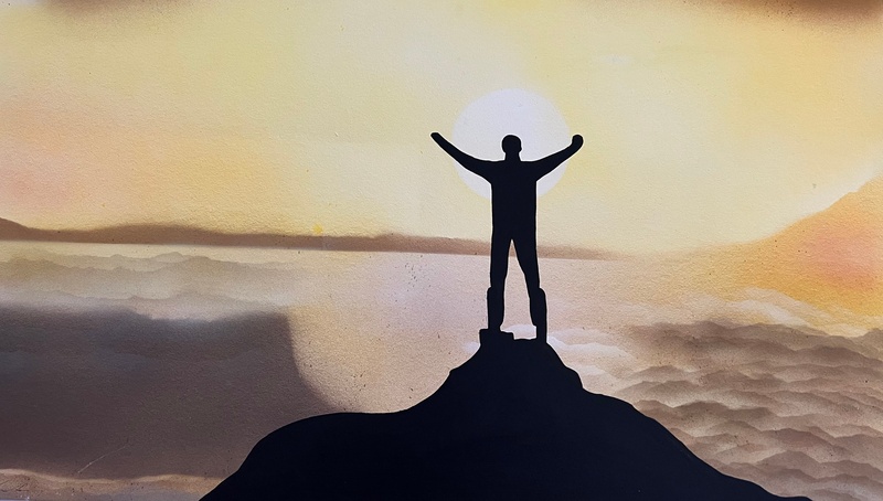 Bild gemalt Mann auf Berg vor Sonne