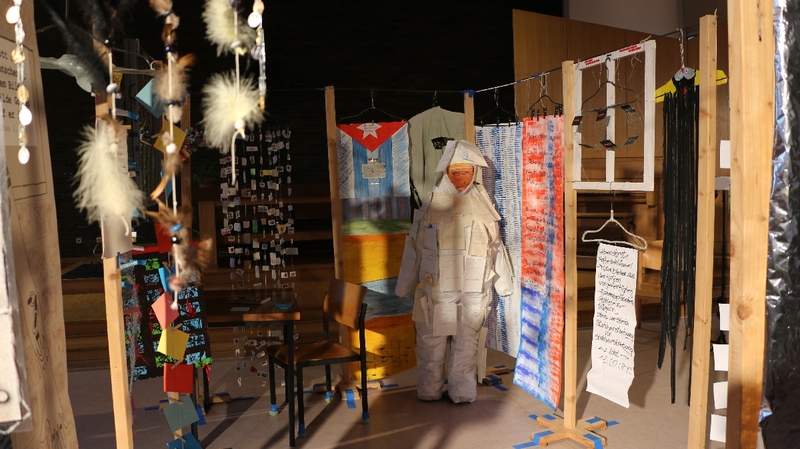Ausstellung "Alte Kleiderbügel erzählen"