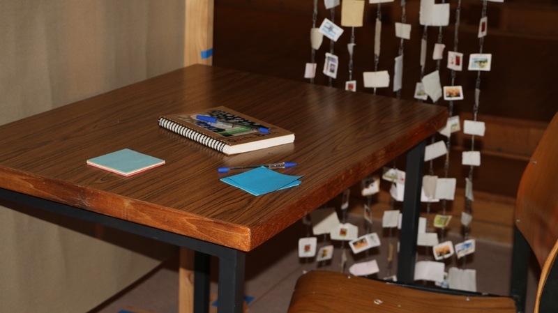 Ausstellung "Alte Kleiderbügel erzählen"