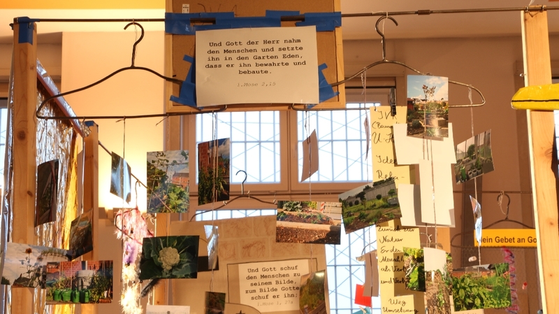 Ausstellung "Alte Kleiderbügel erzählen"