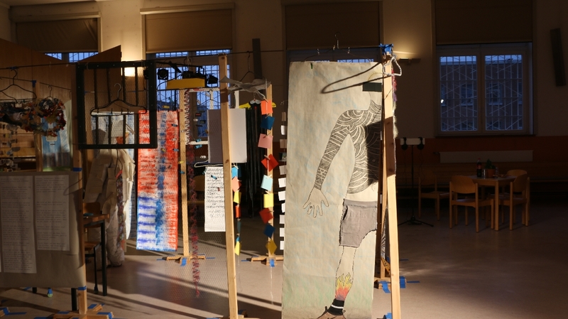 Ausstellung "Alte Kleiderbügel erzählen"