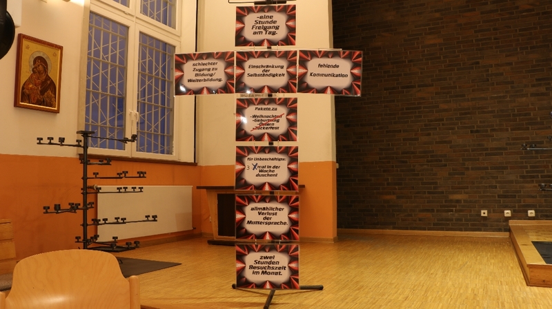 Ausstellung "Alte Kleiderbügel erzählen"