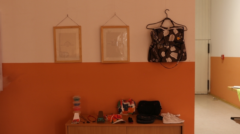 Ausstellung "Alte Kleiderbügel erzählen"