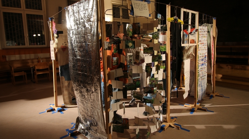 Ausstellung "Alte Kleiderbügel erzählen"