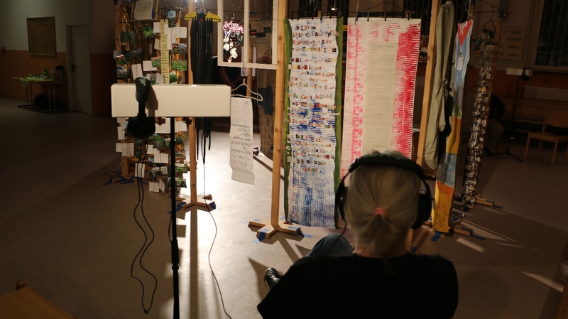 Ausstellung "Alte Kleiderbügel erzählen"
