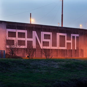 Schriftzug "Sehnsucht" auf der Mauer der JVA Geldern