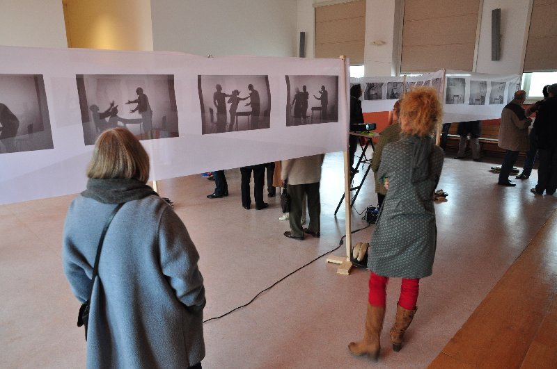 Besucher_betrachten_fortlaufenden_Knastalltag