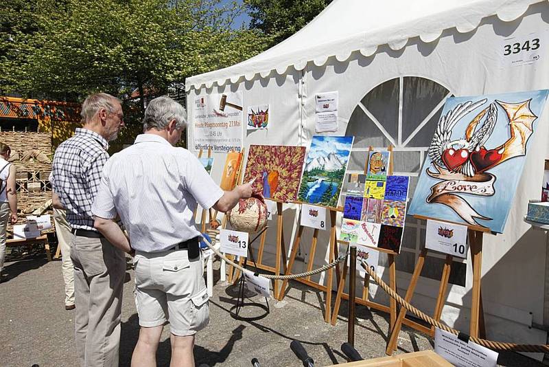 Besucher der Kunstausstellung