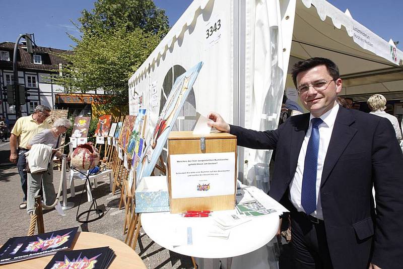 Minister Kutschaty gibt Stimmzettel ab