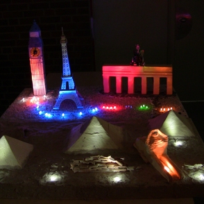 Sphinx- Pyramiden- Eifelturm- Brandenburger Tor- Big Ben bunt beleuchtet