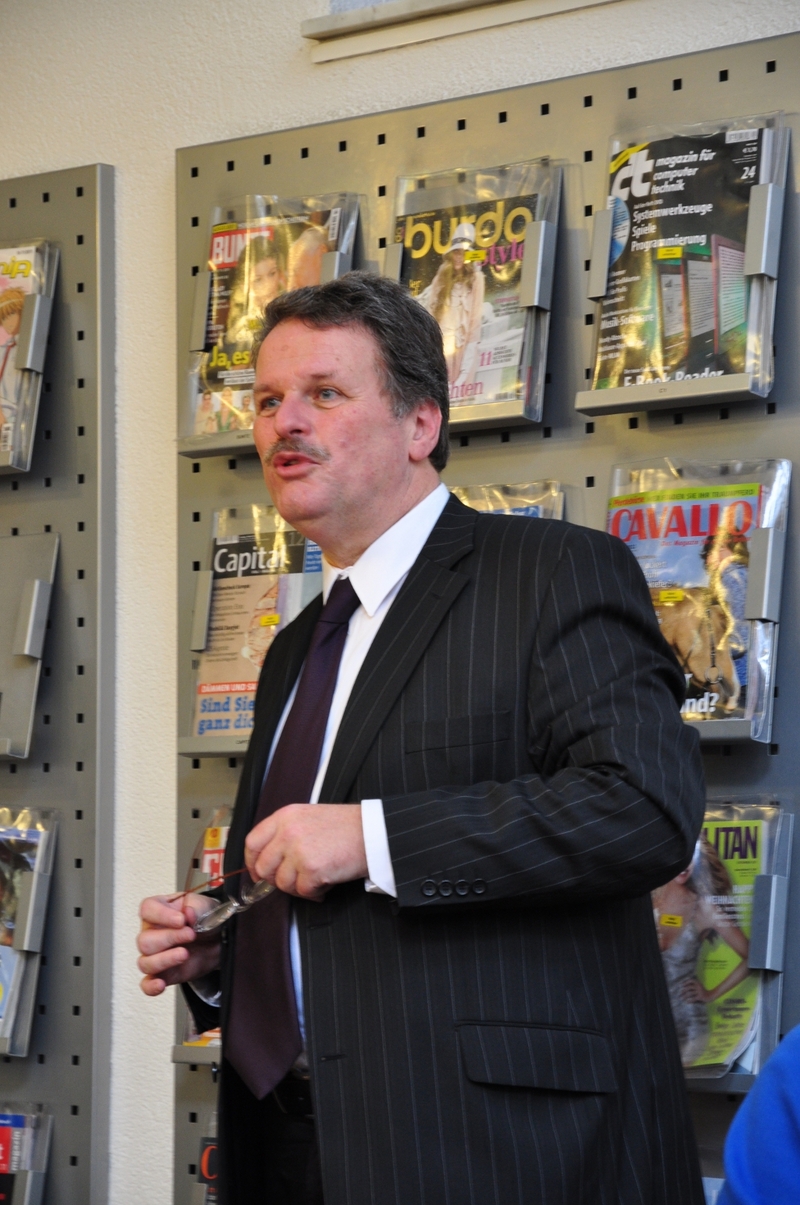 Anstaltleiter_Herr_Klein_spricht_einleitende_Worte_zur_Krippenausstellung