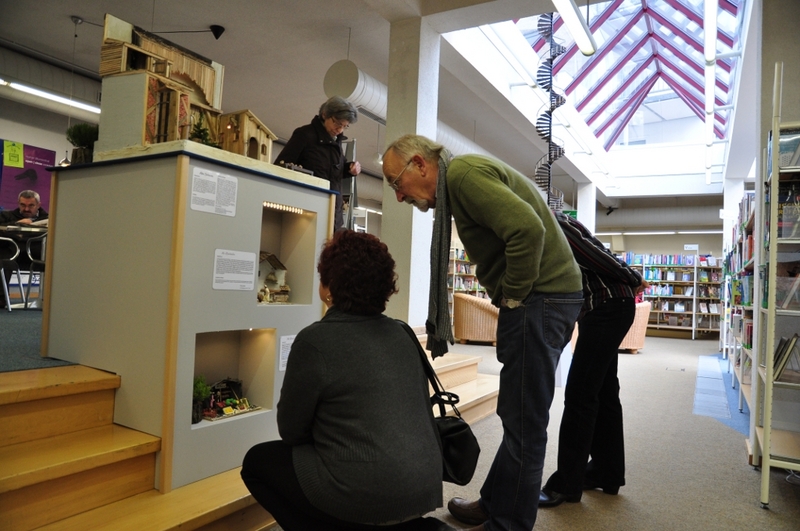 Ausstellungsbesucher_der_alten_Scheune__vor_Alis_Bazar_und_AlisBackstube