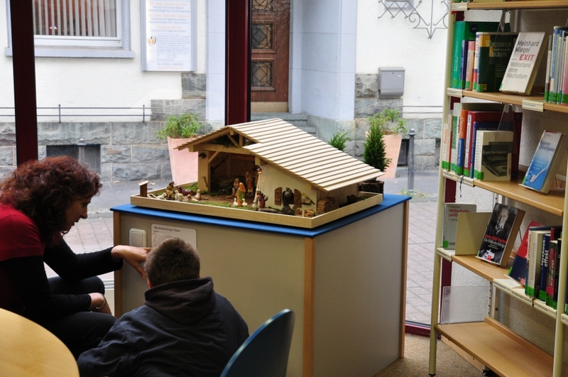 Besucher_vor_der_Alpenl__ndische_Krippe