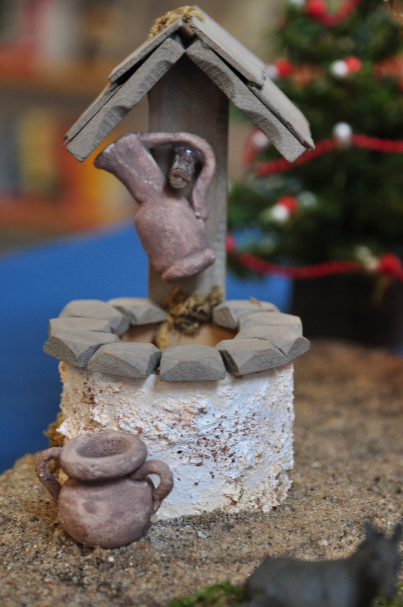 Detailaufnahme_des_Brunnen_der_Kleinen_alpenl__ndischen_Krippe