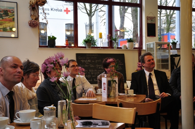 G__ste_bei_der_Ausstellungseroeffung