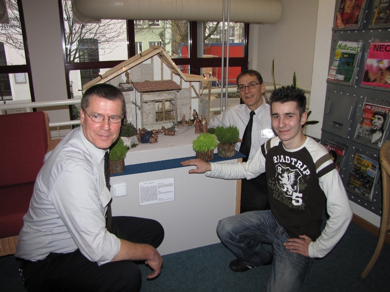 Initatoren_der_Ausstellung_mit_dem_Erbauer_der_Krippe_-_Alte_Ziegelei