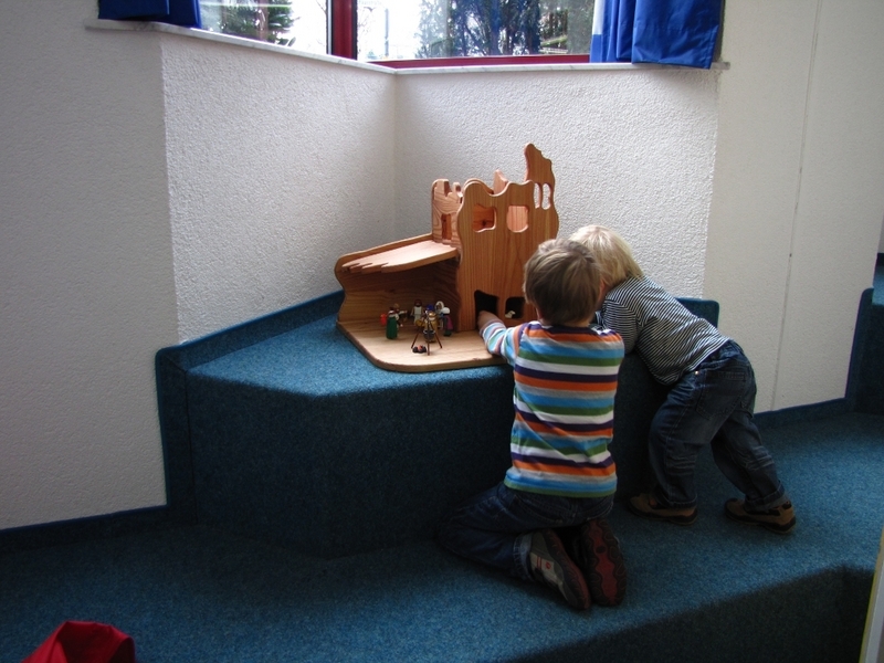 Kinder_spielen_mit_der_sogenannten_Playmobil_Krippe