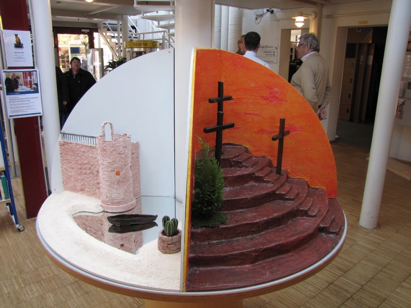 Quatrorondell_-_angedeutete_Stadtmauer_von_Nazareth__daneben_der_See_Genezareth_-_Golgota