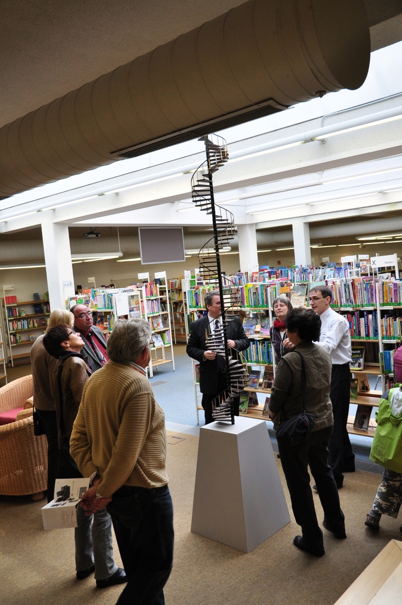 Rundgang_zur_Ausstellungser__ffnung__einer_der_Ausstellungsmacher_erl__utert_die_Himmelsleiter