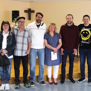 Gruppe von Poetry Slamern vor einer Veranstaltung