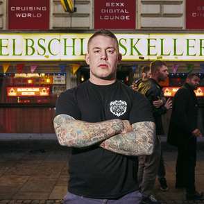 Autor Daniel Schmidt vor dem Elbschlosskeller bei Nacht