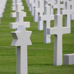 Kriegsgräberfriedhof mit vielen Kreuzen und einem Davidsstern