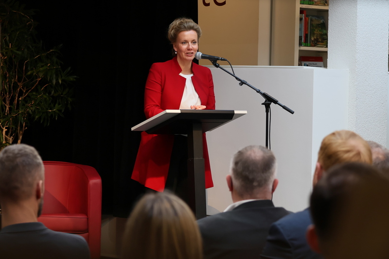 Die Ministerin für Kultur und Wissenschaft in NRW Ina Brandes Dankte dem Bibliotheksmitarbeitern für ihr Engagement und sprach ihre Glückwünsche zur Auszeichnung als Bibliothek des Jahres 2025 aus.
