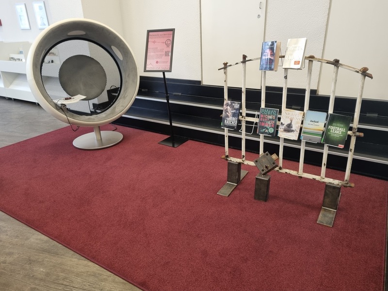 Der sonic chair als Sitzmöbel und High-End Soundsystem in der Stadtbibliothek Siegburg erlaubt ungestört die Beitrage der "Bücherecke aus dem Knast" zu hören.
