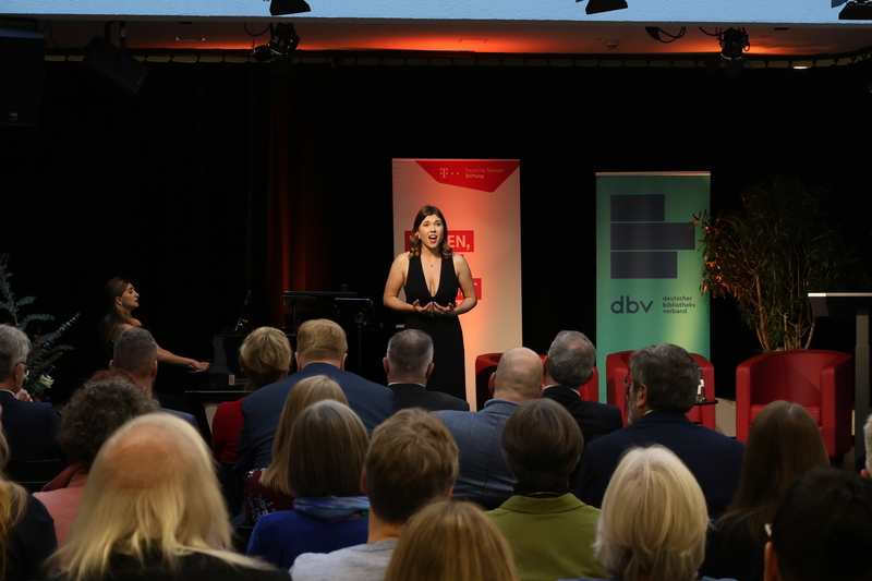 Musikalische Akzente setzten während der Veranstaltung die Pianistin Sofi Simeonidis zusammen mit der Sopranistin Valerie Haunz.
