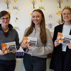 Die Projektleiterinnen der JVA Bielefeld-Brackwede Leoni Kuhnle, Nina Roland und Alina Wigge präsentieren das Bilderbuch