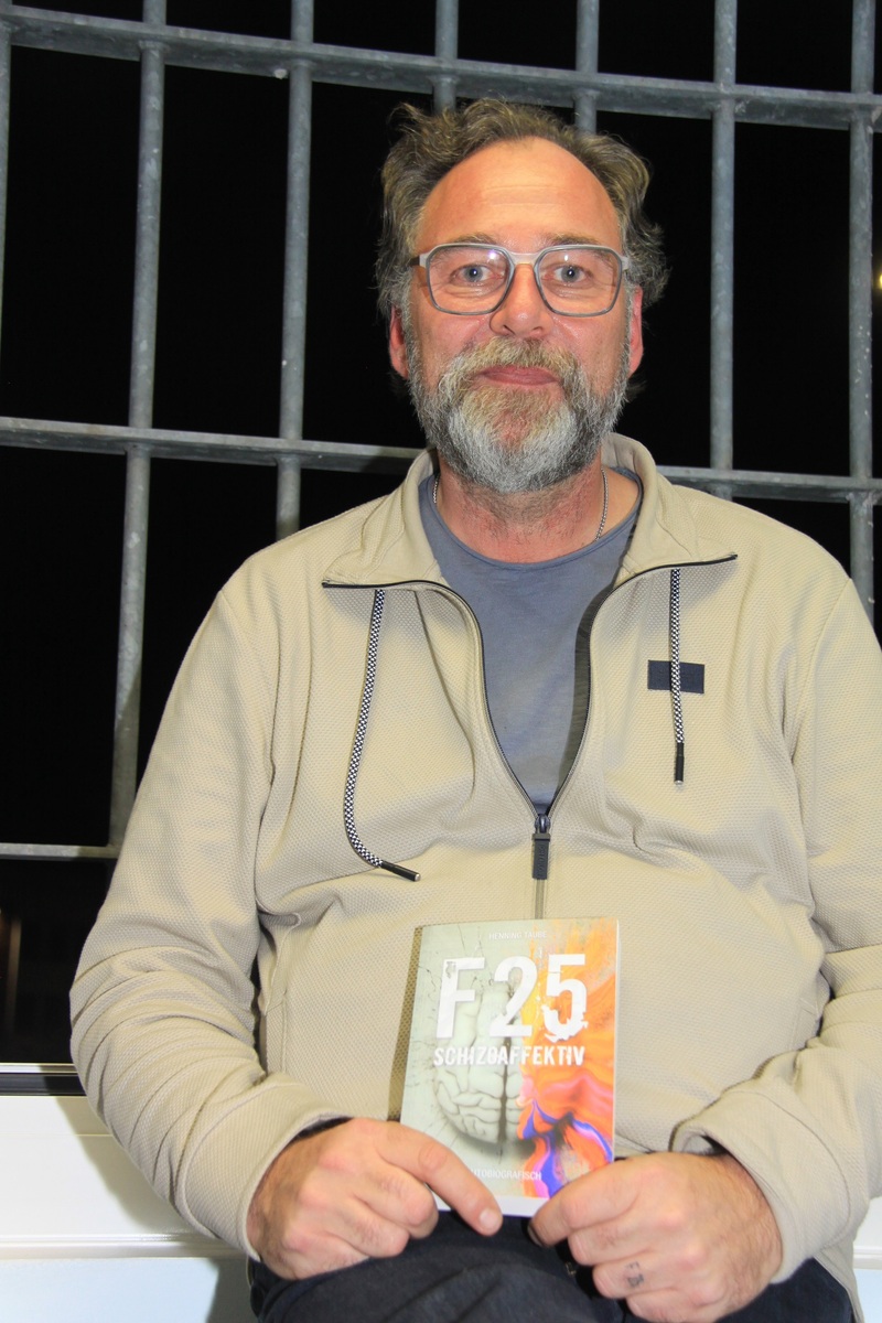 Henning Taube mit seinem Buch "F-25 Schizoaffektiv"