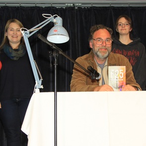 Gruppenbild Bedienstete und Henning Taube auf der B&uuml;hne