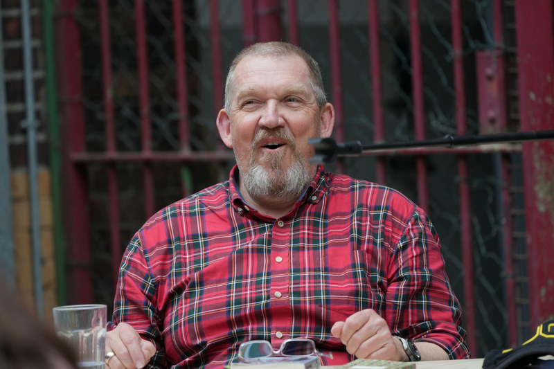 Dietmar Bär während der Lesung im Freistundenhof der JVA Schwerte