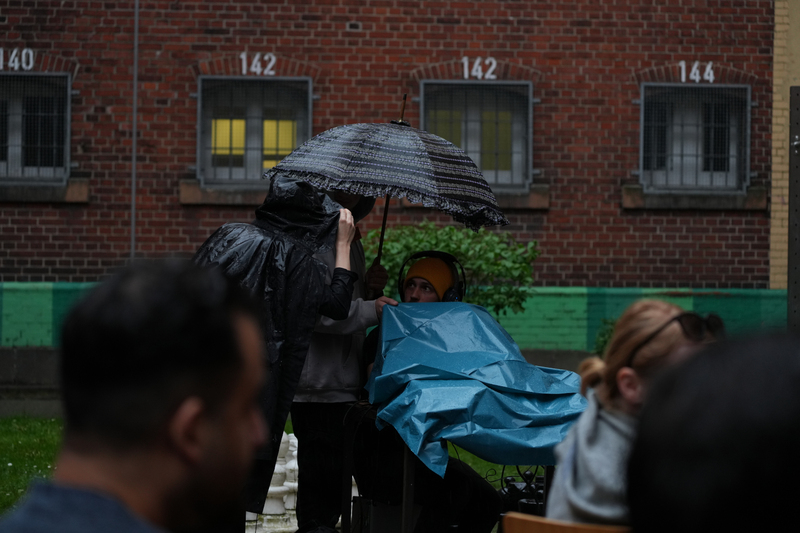 Dietmar Bär während der Lesung im Freistundenhof der JVA Schwerte