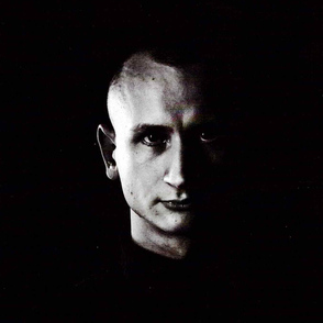 Portrait des K&uuml;nstlers sw vor schwarzen Hintergrund