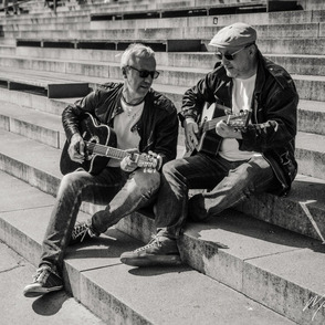 Duo Schallermann auf einer Treppe mit Gitarren